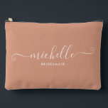 Minimalistische woestijnkoraal gepersonaliseerde b etui<br><div class="desc">Introductie van onze chique minimalistische wijnbes Gepersonaliseerde bruidsmeisje Accessoire Pouch, een stijlvol en veelzijdig cadeau ontworpen om uw bruidsmeisjes in elegantie te vieren. Dit accessoire zakje is de belichaming van modern chic, perfect voor elke gelegenheid van bruidsmeisje voorstellen tot vrijgezellenfeesten. Vervaardigd met een minimalistisch ontwerp, heeft deze tas een koraaltint...</div>