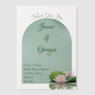 Minimalistische zachte roze en groene lotus bruilo vellum uitnodigingen