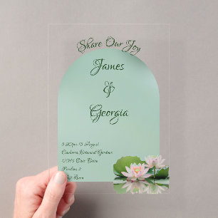 Minimalistische zachte roze & groene lotus bruilof acryl uitnodigingen