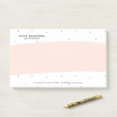 Minimalistische zachte roze & witte penseelstreken post-it® notes (Op bureau)