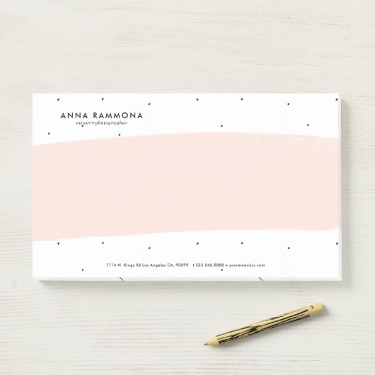 Minimalistische zachte roze & witte penseelstreken post-it® notes (Op bureau)