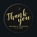 Minimalistische zwart en gouden bruiloft dank u bedankjes labels<br><div class="desc">Minimalist Wedding Thank You Favor Tags functie titel "Thank You" in goud modern script lettertype met naam en datum in modern sans serif lettertype op zwarte achtergrond. Let op: De folie details worden gesimuleerd in de illustratie. Bij de vervaardiging van dit product wordt geen werkelijke folie gebruikt.</div>
