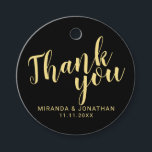 Minimalistische zwart en gouden bruiloft dank u bedankjes labels<br><div class="desc">Minimalist Wedding Thank You Favor Tags functie titel "Thank You" in goud modern script lettertype met naam en datum in modern sans serif lettertype op zwarte achtergrond. Let op: De folie details worden gesimuleerd in de illustratie. Bij de vervaardiging van dit product wordt geen werkelijke folie gebruikt.</div>