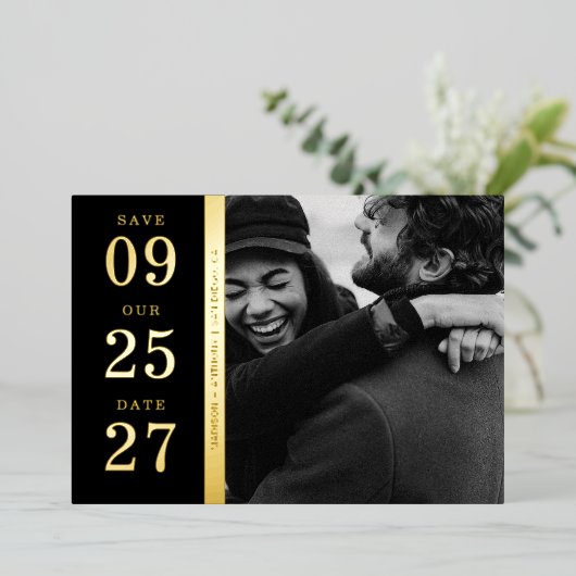 Minimalistische Zwart Goud Fotobruiloft Bewaar de  Folie Uitnodiging (Staand Voorkant)