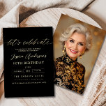 Minimalistische zwart gouden foto 60e verjaardag kaart<br><div class="desc">Vier het draaien van 60 in stijl met een minimalistisch script Black and Gold verjaardagsuitnodiging! Met strakke zwarte en gouden accenten, elegante scripttypografie en een schoon, modern ontwerp zet deze uitnodiging de toon voor een verfijnd feest. Perfect voor elke locatie, van chique lounges tot intieme bijeenkomsten, het combineert tijdloze elegantie...</div>