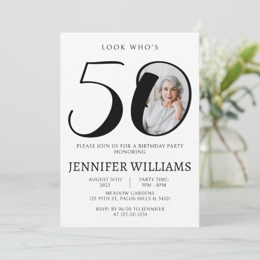 Minimalistische zwart wit 50ste verjaardag foto kaart (Staand voorkant)