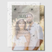 Minimalistische zwart-wit bloemen bruiloft overlay vellum uitnodigingen