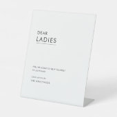 Minimalistische zwart-wit bruiloft badkamer mand reclamebord met voetstuk (Voorkant)