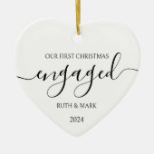 Minimalistische zwart-wit eerste kerstmis verloofd keramisch ornament (Voorkant)