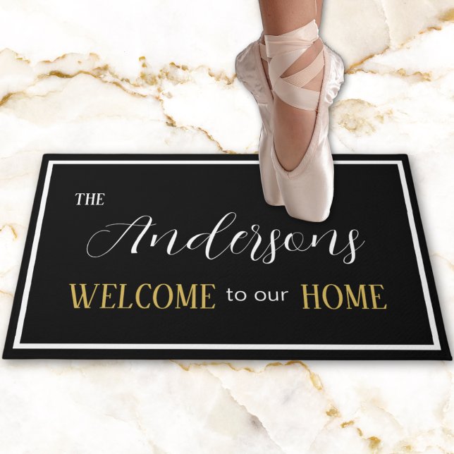 Minimalistische Zwart Wit Elegant Script Familiena Deurmat (Modern Black White Gold Elegant Script Doormat)