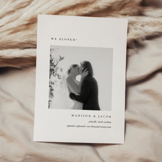 Minimalistische zwart-wit foto bruiloft Elopement Aankondiging