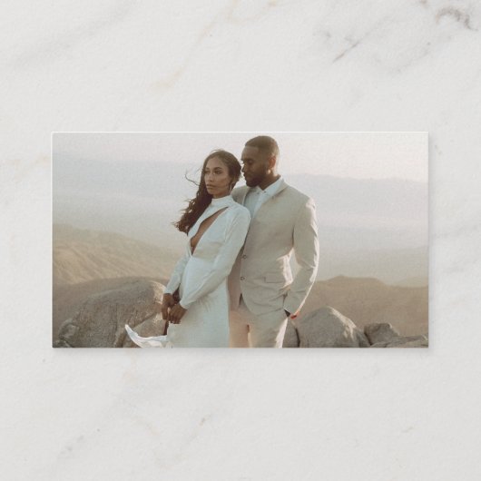 Minimalistische zwart-wit foto moderne bruiloft informatiekaartje (Achterkant)