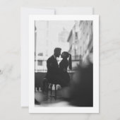Minimalistische zwart-wit foto moderne bruiloft save the date (Achterkant)