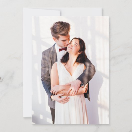 Minimalistische zwart-wit foto moderne bruiloft save the date (Achterkant)