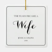 Minimalistische Zwart Wit Moderne Eerste Kerstvrou Keramisch Ornament (Achterkant)