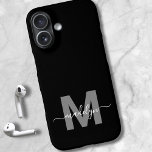 Minimalistische zwart wit moderne naam monogram iPhone 16 hoesje<br><div class="desc">Gepersonaliseerde minimalistische zwart-wit script Initiaal monogram telefoonhoesje. Voeg een vleugje luxe en elegantie toe aan uw telefoon met deze gepersonaliseerde telefoonhoes. Met een strakke zwarte achtergrond, een gewaagd grijs initiaal en een vloeiende witte scriptnaam, combineert dit ontwerp sophisticatie met moderne stijl. Deze telefoonhoes is ideaal voor iedereen die houdt van...</div>