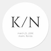 Minimalistische zwart-wit monogram bruiloft ronde sticker (Voorkant)