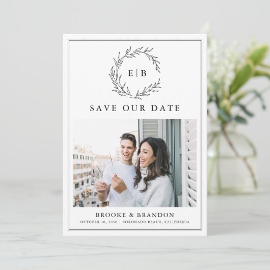 Minimalistische zwart-wit QR-code Fotobruiloft Save The Date (Staand voorkant)
