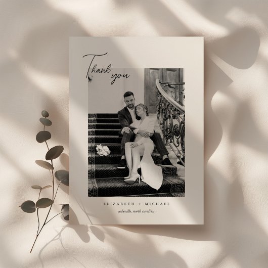Minimalistische zwart-wit script trouwfoto bedankkaart