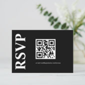 Minimalistische zwart-wit tekstgebaseerde QR-code RSVP Kaartje (Staand voorkant)