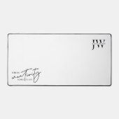 Minimalistische zwart-wit trendy monogram Initiale Bureaumat (Voorkant)