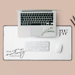 Minimalistische zwart-wit trendy monogram Initiale Bureaumat<br><div class="desc">Voeg een persoonlijke touch toe aan uw werkruimte met deze trendy zwart-witte bureaumat met ruimte voor uw initialen of zakelijke logo en een motivatie quote met de tekst 'Where Creativity Comes To Live'. Deze eenvoudige computer bureaumat is perfect om te gebruiken in uw huis kantoor of bedrijfsruimte. Personaliseer het met...</div>