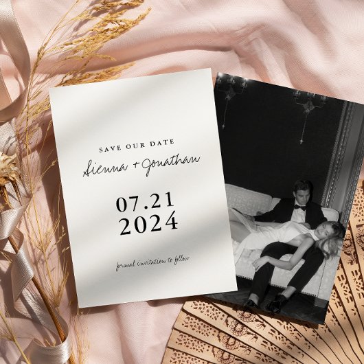 Minimalistische zwart-wit trouwfoto save the date