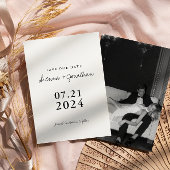 Minimalistische zwart-wit trouwfoto save the date