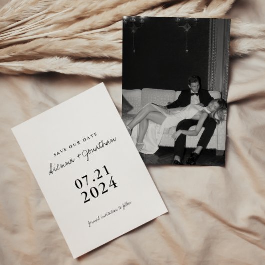 Minimalistische zwart-wit trouwfoto save the date