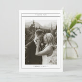 Minimalistische zwart-wit trouwfoto-script bedankkaart (Staand voorkant)