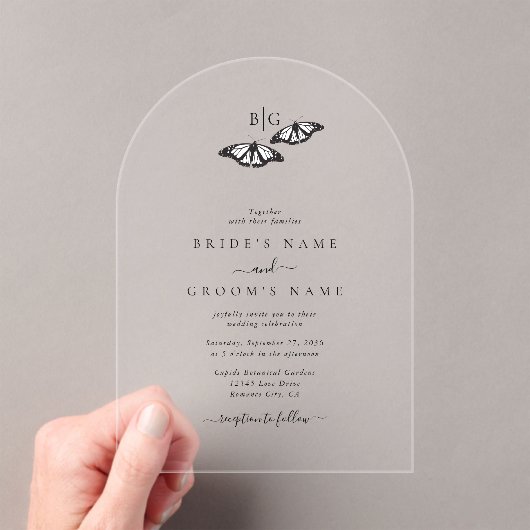 Minimalistische zwart witte vlinder monogram bruil acryl uitnodigingen (Insitu (Draagbaar))