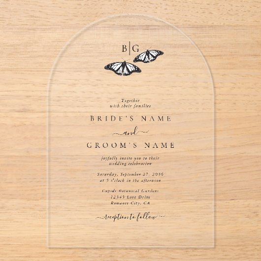 Minimalistische zwart witte vlinder monogram bruil acryl uitnodigingen (Voorkant)
