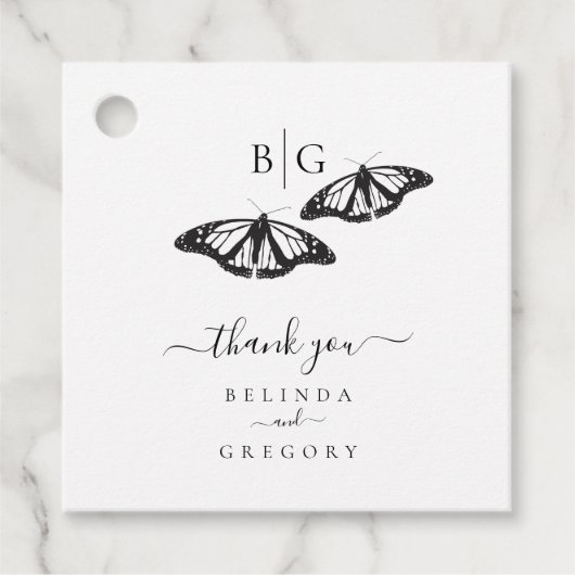 Minimalistische zwart witte vlinder monogram bruil bedankjes labels (Voorkant)