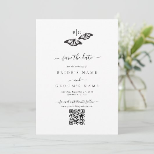 Minimalistische zwart witte vlinder monogram bruil save the date (Staand voorkant)