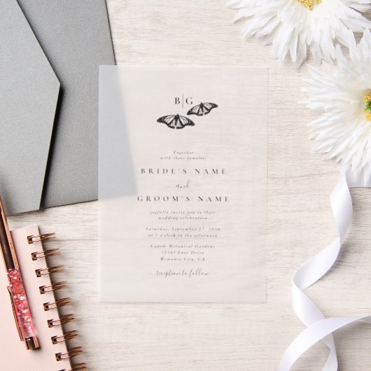 Minimalistische zwart witte vlinder monogram bruil vellum uitnodigingen (Huwelijk)