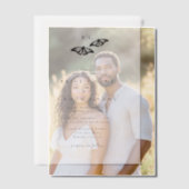 Minimalistische zwart witte vlinder monogram bruil vellum uitnodigingen (Offset (Koppel))