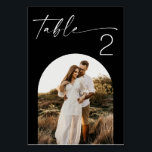 Minimalistische zwarte bruiloft | Elegante moderne Kaart<br><div class="desc">Maak uw receptie decor onvergetelijk met deze elegante zwarte trouwtafel nummer kaart, met moderne witte kalligrafie en een aangepaste gebogen foto ontwerp. Perfect voor moderne, minimalistische of formele bruiloften, deze gepersonaliseerde tafelkaart helpt gasten hun zitplaatsen in stijl te vinden. De strakke zwarte achtergrond is een prachtig lijst van uw foto...</div>