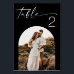 Minimalistische zwarte bruiloft | Elegante moderne Kaart<br><div class="desc">Maak uw receptie decor onvergetelijk met deze elegante zwarte trouwtafel nummer kaart, met moderne witte kalligrafie en een aangepaste gebogen foto ontwerp. Perfect voor moderne, minimalistische of formele bruiloften, deze gepersonaliseerde tafelkaart helpt gasten hun zitplaatsen in stijl te vinden. De strakke zwarte achtergrond is een prachtig lijst van uw foto...</div>