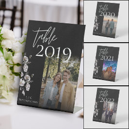 Minimalistische zwarte bruiloft foto tafel nummer reclamebord met voetstuk