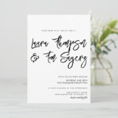 Minimalistische zwarte bruiloft in penseelscript kaart (Staand voorkant)