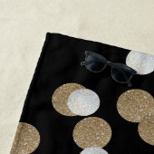 minimalistische zwarte champagne gouden confetti strandlaken (In situ)