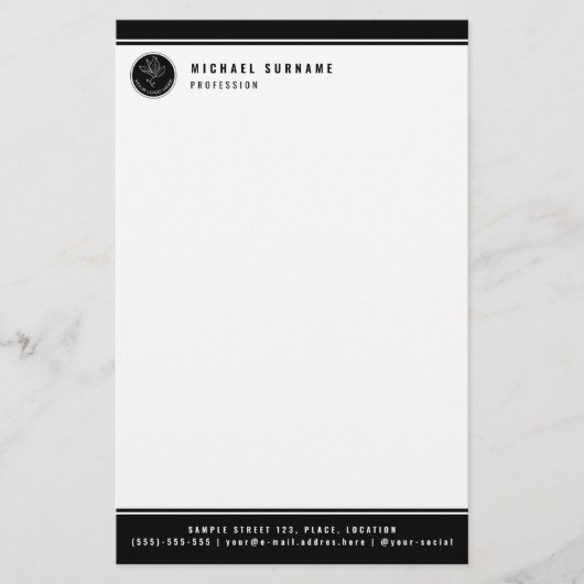Minimalistische zwarte en witte aangepaste logo en briefpapier (Voorkant)