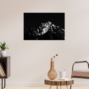 Minimalistische zwarte en witte besneeuwde berg poster