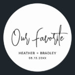 Minimalistische Zwarte en Witte Moderne Bruiloft Ronde Sticker<br><div class="desc">Moderne bruiloftstickers met een eenvoudig ontwerp met "Onze Favoriet" in een elegante script typografie samen met uw namen en trouwdatum in een minimalistisch schreefloos lettertype. Alle ontwerpelementen zijn in zwart en wit. Een chic ontwerp voor elke stijl bruiloft. Deze op maat gemaakte stickers zijn geweldig om op snoep of snacks...</div>