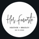 Minimalistische Zwarte en Witte Moderne Trouwdag Ronde Sticker<br><div class="desc">Moderne trouwgunststickers met een eenvoudig ontwerp met "Haar Favoriet" in een elegante scripttypografie samen met uw namen en trouwdatum in een minimalistisch schreefloos lettertype. Alle ontwerpelementen zijn in zwart en wit. Een chic ontwerp voor elke stijl trouwen. Deze op maat gemaakte stickers zijn geweldig om op de favoriete snoep of...</div>