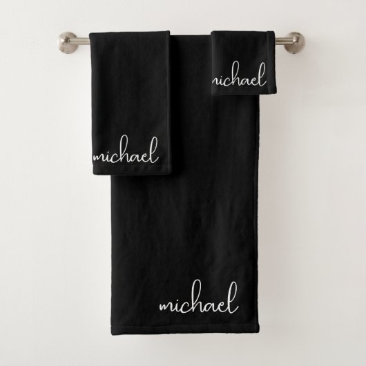 Minimalistische zwarte gepersonaliseerde bad handdoek (Insitu)