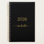 Minimalistische Zwarte Gouden Monogram Naam Meisje Planner<br><div class="desc">Meisjesachtige Vrouwelijke Minimalistische Eenvoudige Schoon Zwarte en Gouden Monogram Naam Handtekening Script Aangepaste Gepersonaliseerde 2023 of elk jaar Planner. Dit ontwerp bevat je voornaam in een mooie handgeschreven stijl met zwiepende staart lettertype handtekening typografie (of kalligrafie) in goud op een zwarte achtergrond. Geweldig stijlvol vrouwelijk cadeau voor verjaardag, moedersdag, trouwen,...</div>