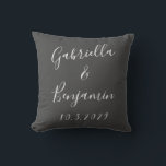 Minimalistische zwarte kalligrafie Aangepast Kussen<br><div class="desc">Creëer een leuk hokje voor je speciale dag met dit moderne,  minimalistische zwarte en witte design met een mooie handgeschreven scriptletters.</div>