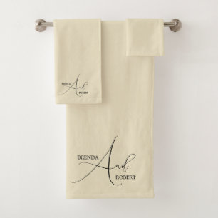 Minimalistische zwarte kalligrafie op beige achter bad handdoek