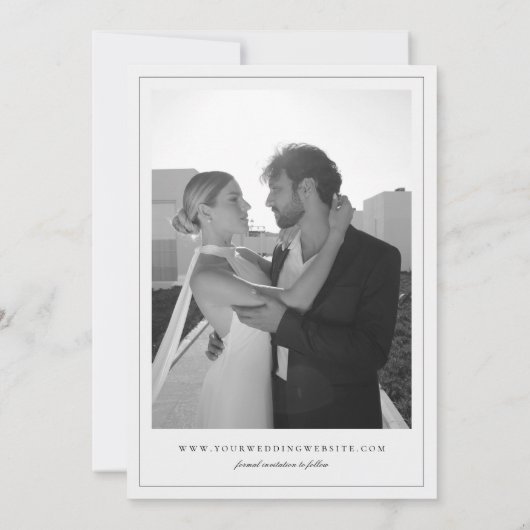 Minimalistische zwarte lintboog foto bruiloft save the date (Achterkant)
